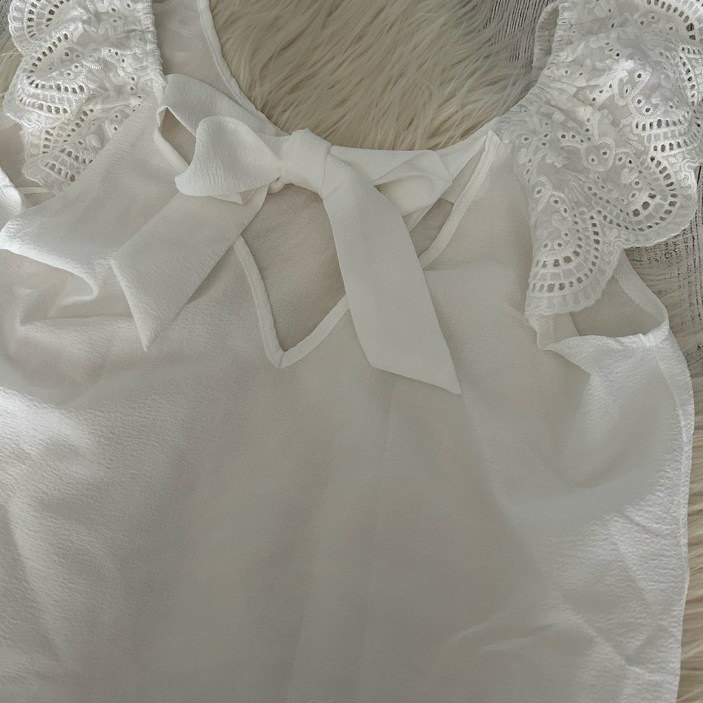 🛍️ NWOT LADIES EYELET CAP SLEEVE TOP